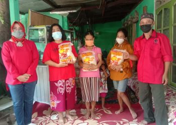 Melalui PAC, PDI Perjuangan Kota Cirebon Bagikan 250 Paket Beras kepada Warga