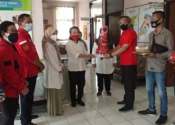 PDI Perjuangan Kota Cimahi Berikan Bingkisan Bagi Nakes Ke Setiap Puskesmas