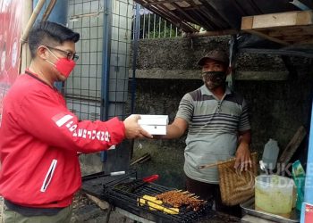 PDI Perjuangan Kota Sukabumi Bagikan Nasi Kotak ke Warga Yang Isoman