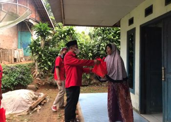 Paoji Nurjaman Bagikan Ratusan Paket Sembako Bagi Warga yang Isoman di Dapil V