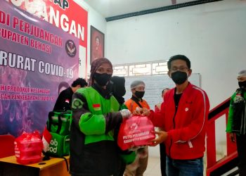 PDI Perjuangan Kabupaten Bekasi Gandeng Ojol Bagi Makanan untuk Isoman