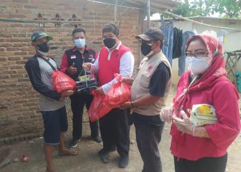Warga Isoman di 5 Kelurahan Kecamatan Karawang Barat Dapat Bantuan Sembako, Makanan Siap Saji dan Minuman