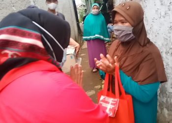 BPEK Kabupaten Sukabumi Ikut Andil Berbagi Sembako Untuk Warga yang Terdampak Pandemi Covid-19 di Desa Perbawati