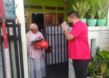 Bantu Warga Isoman, Anggota DPRD Karawang Kirim Sembako