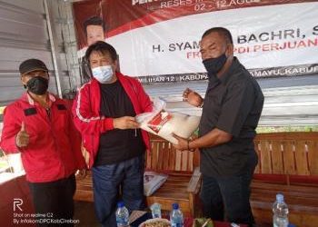 Anggota DPRD Provinsi Jawa Barat Syamsul Bachri, Bagikan Beras kepada Warga Terdampak Pandemi