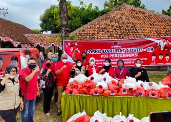 Bagikan Sembako Dan Makanan Siap Saji, PDI Perjuangan Hadir Terus Untuk Rakyat