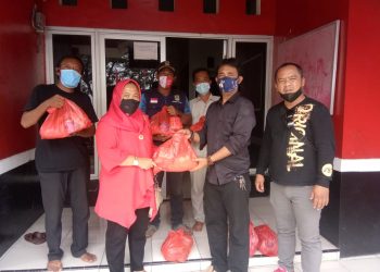 Peduli Isoman , Anggota DPRD Karawang Bagikan Paket Sembako