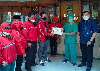 Peringati HUT Kemerdekaan Republik Indonesia Ke-76 , PDI Perjuangan Berikan Penghargaan Kepada Tenaga Kesehatan dan Tenaga Medis RSUD Karawang.