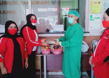 Peringati Hari Kemerdekaan RI Ke-76, DPC PDI Perjuangan KBB Bagikan Nasi Box dan Buah untuk Nakes yang Bertugas di Rumah Sakit