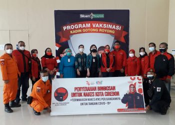 PDI Perjuangan Kota Cirebon Beri Bingkisan ke Nakes di 7 RS dan PMI
