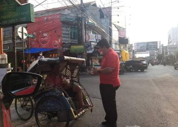 Anggota Dewan Bagikan Nasi Bungkus Kepada Tukang Becak