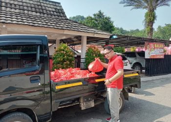Peduli Covid-19, Kang Sutisna Bersama Pengurus PAC Bagikan Sembako di Kecamatan Jatiluhur