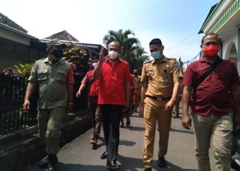 Ahmad Nugraha Bagi-bagi Bantuan untuk Warga yang Sedang Isoman