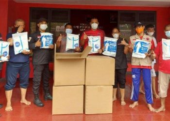 Anggota DPRD Jabar Waras Wasisto Serahkan Bantuan APD untuk Nakes dan Petugas Operasional Partai