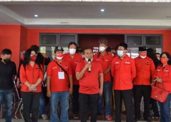 Sukseskan Capaian Vaksinasi Sukur Nababan Tinjau Pelaksanaan Vaksinasi PDI Perjuangan