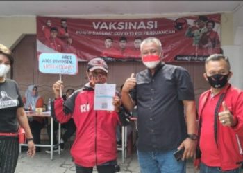 DPC PDI Perjuangan Garut Bersama Puskesmas Siliwangi Gelar Vaksin Dosis Kedua di Kampung Muara