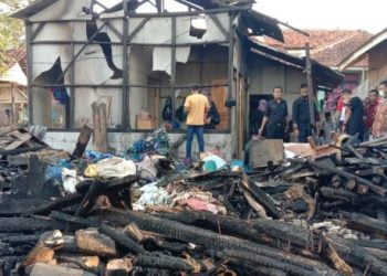 DPC PDI Perjuangan Garut Sampaikan Amanat Dony Maryadi Oekon Untuk Korban Kebakaran di Limbangan