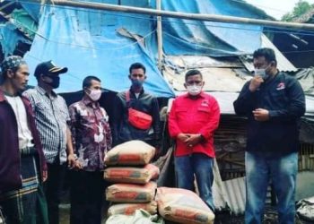 Ketua DPC PDI Perjuangan Garut dan PAC PDIP Pasirwangi Kunjungi Rumah Tidak Layak Huni di Desa Pasirwangi