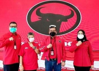 PDI Perjuangan Bagikan Mobil Sampah Roda 3 ke Warga Ciliwung