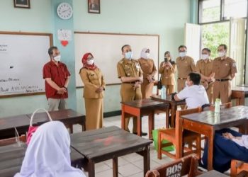 Plt Wali Kota Cimahi Ngatiyana Tinjau Pelaksanaan Uji Coba PTM di SMPN 1 Cimahi