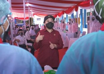 Puan Tinjau Vaksinasi ke Pelajar & Santri di Cibinong