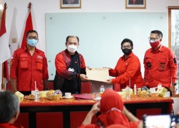 Sekretaris DPD PDI Perjuangan Jabar Serahkan Surat Tugas Kepada Sekretaris DPC Kota Cimahi
