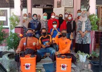 Jelang PTM, PDI Perjuangan Lakukan Penyemprotan Cairan Disinfektan di SD Kebon Melati II