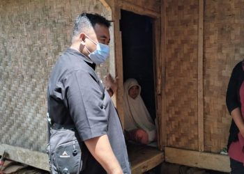 Pastikan Kondisi Rumah Ibu Mariah, Yudha Turun Langsung Untuk Memantau