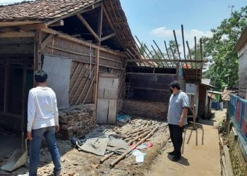 Natala Sumedha Bantu Warga Yang Rumahnya Roboh Akibat Hujan Angin