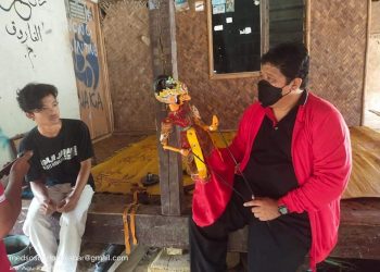 Rodiana , anak muda putus sekolah ini memiliki keahlian dalam membuat ukiran karakter wayang golek