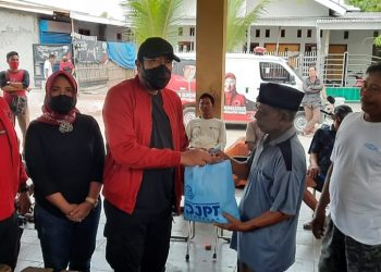 Usai Serap Aspirasi Nelayan Cangkol, Ono Surono Bagikan 100 Paket Sembako