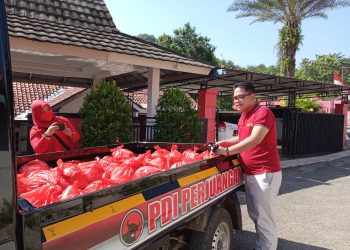 PDI Perjuangan Purwakarta Salurkan Sembako Untuk Masyarakat Terdampak Covid-19