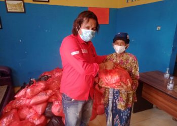 Peringati Maulid Nabi, Ketua PAC PDI Perjuangan Ciampel Bagi-Bagi Sembako