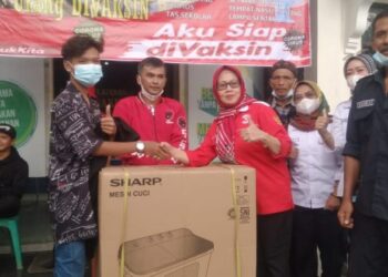 Berikan Dukungan Terhadap Vaksinasi di Desa Wanakerta, DPC PDI Perjuangan Garut Sediakan Doorprize