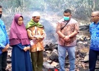 Ketua DPC PDI Perjuangan Garut Kunjungi Rumah Ketua RT yang Terbakar di Mekarmukti