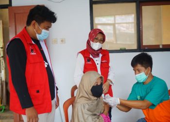 Peduli Masyarakat, PAC PDI Perjuangan Kecamatan Cibogo Vaksinasi 300 Orang