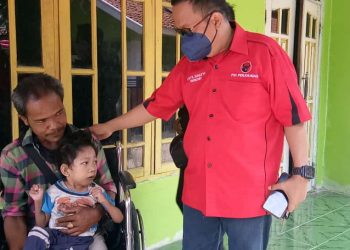 Pengurus PAC PDI Perjuangan Bantu Kursi Roda ke Penyandang Cacat