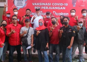 Adakan Vaksinasi Massal Kembali, Kali ini Hj Nia Purnakania dan H. Yadi Srimulyadi Gelar Vaksinasi Bersama Polsek Solokan Jeruk