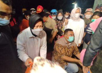BANJIR BANDANG GARUT, Mensos Risma Tinjau Korban Banjir Bandang Sukawening