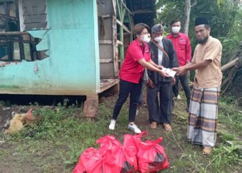Diana, Wakil Sekretaris DPC PDIP Garut Sambangi dan Berikan Bantuan Untuk Korban Kebakaran di Karangtengah