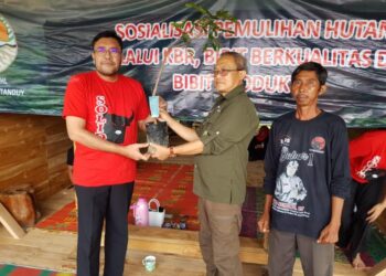 Dukung Pelestarian Alam di Indramayu, Ono Surono Salurkan Bantuan 20 Ribu Bibit Pohon