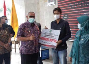 UMKM Kuningan Terima Bantuan Sarana Dan Prasarana Untuk Pemulihan Ekonomi