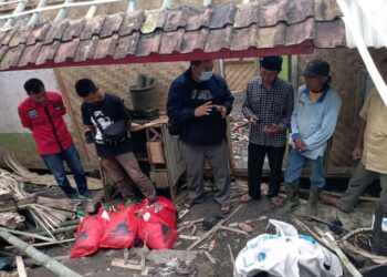 Anggota DPRD Garut bersama PAC PDI Perjuangan Cilawu Bantu Korban Kebakaran di Desa Sukatani