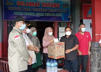 Muhammad Jaenudin Dampingi Kadinsos Jabar Serahkan Bantuan ke Panti Sosial Aura Welas Asih Cipatuguran Palabuhanratu