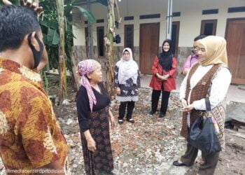 Iis Turniasih Tinjau Rumah Pengurus Ranting yang Roboh