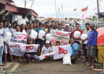 Darmawan Santosa Ketua Serikat Nelayan Subang yang juga Wakil Sekretaris DPC PDI Perjuangan Subang. Mendistribusikan Bantuan Anggota DPR-RI DR.H.Sutrisno,SE,M.Si. Alat Tangkap Ikan Ke Nelayan Subang.