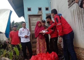 Baguna DPC PDI Perjuangan Garut Kunjungi Korban Kebakaran di Desa Wangunjaya Pakenjeng