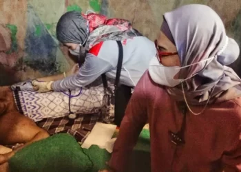 Bupati Nina, Jenguk Ranoka, Warga Eretan Kulon, Penderita Kanker