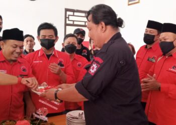 HUT PDIP Ke-49, DPC Kabupaten Bekasi Bagikan 4,9 Ton Beras