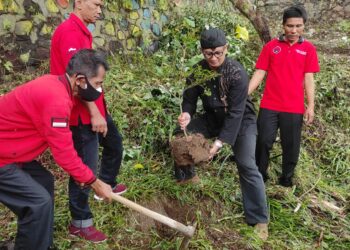 PDI Perjuangan Kota Sukabumi Lakukan Gerakan Rawat Bumi Dengan Tanam Ratusan Bibit Pohon